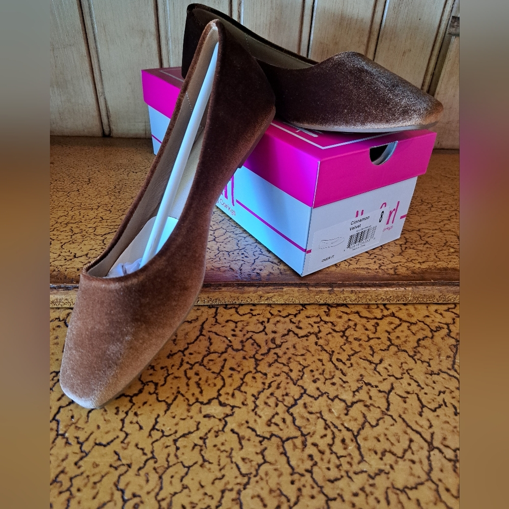 Flat cinnamon velvet slip on shoes.